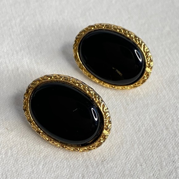 Lisa Earrings Gold Tone Trim Black Oval Cabochon Clip On - Picture 1 of 7